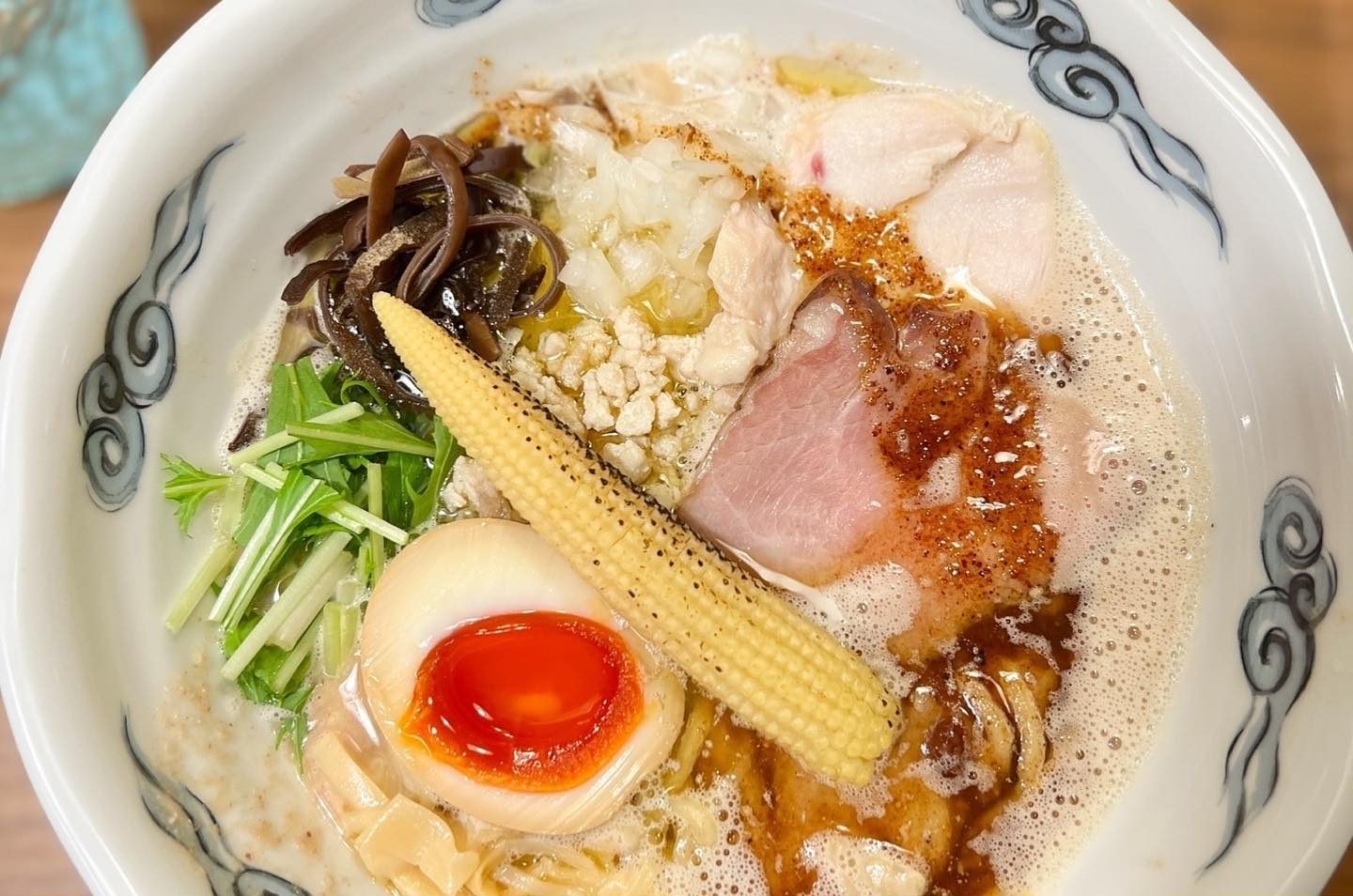 煮卵やヤングコーンがのった鶏骨らぁめん極み鶏の一杯