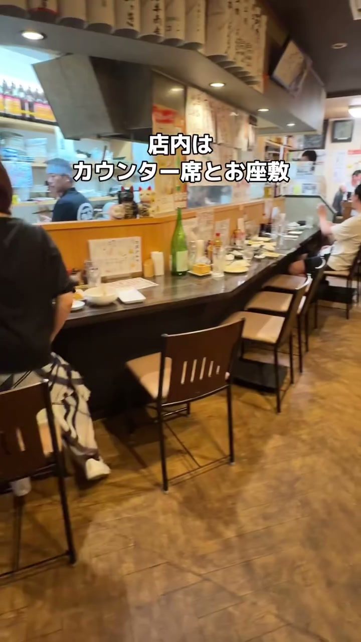 カウンター席とお座敷がある店内