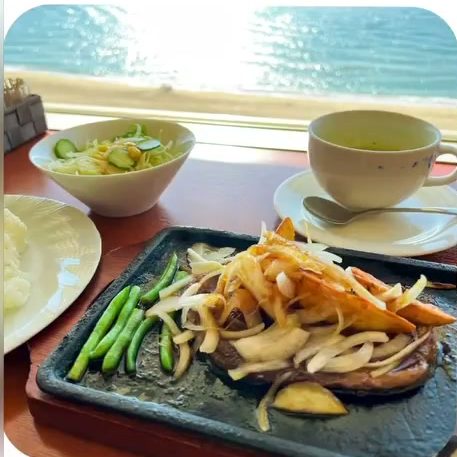 海を背景に鉄板で出てくるランチ