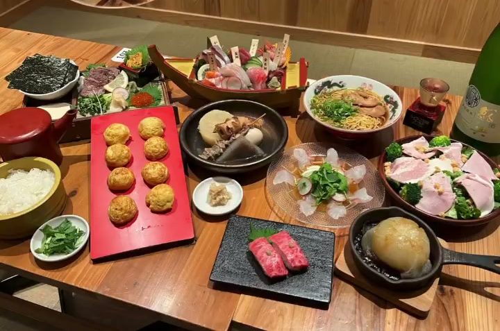 明石焼きや刺身、牛肉料理など兵庫各地の料理が並ぶテーブル