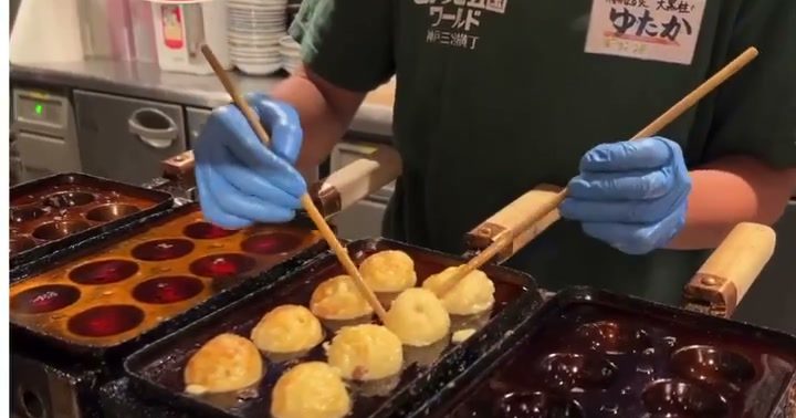 目の前で焼き上げられる明石焼き