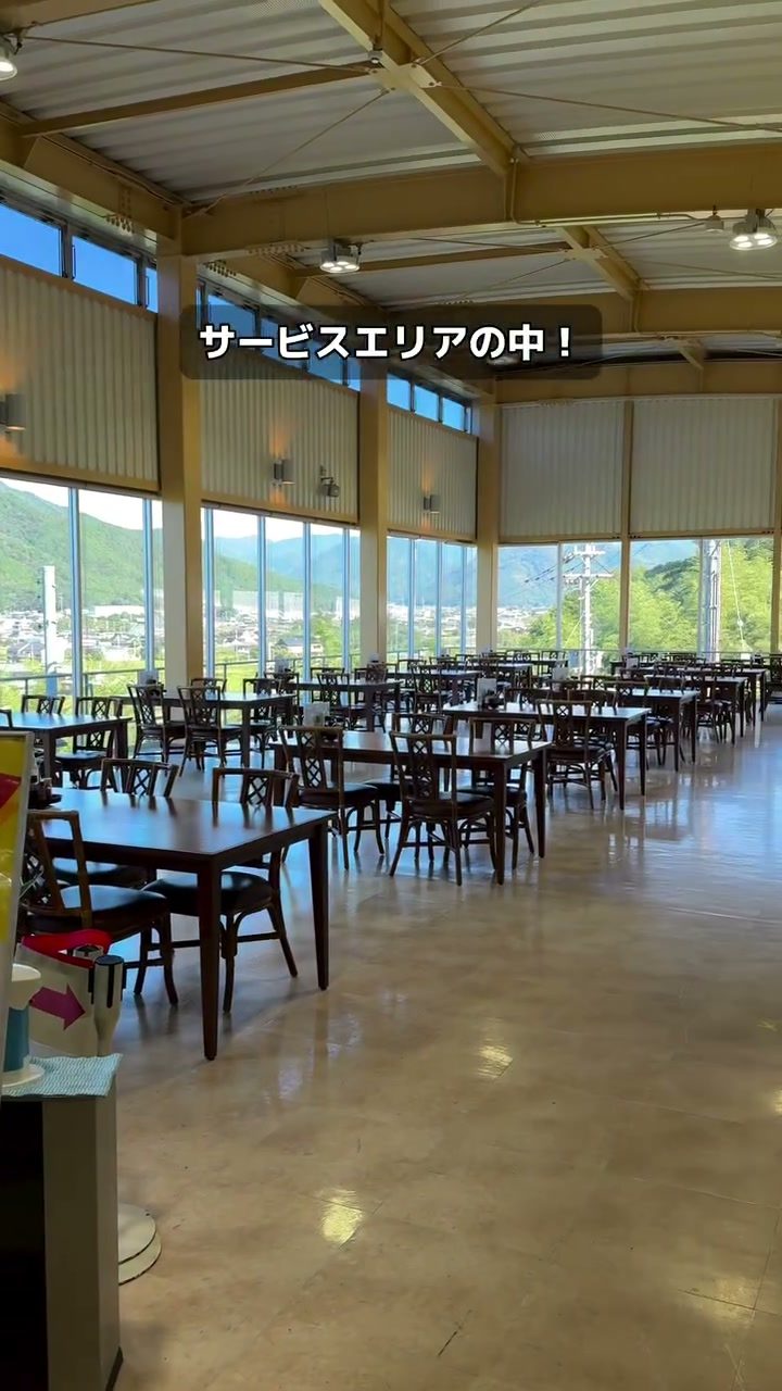 窓が大きく明るいサービスエリアのレストラン