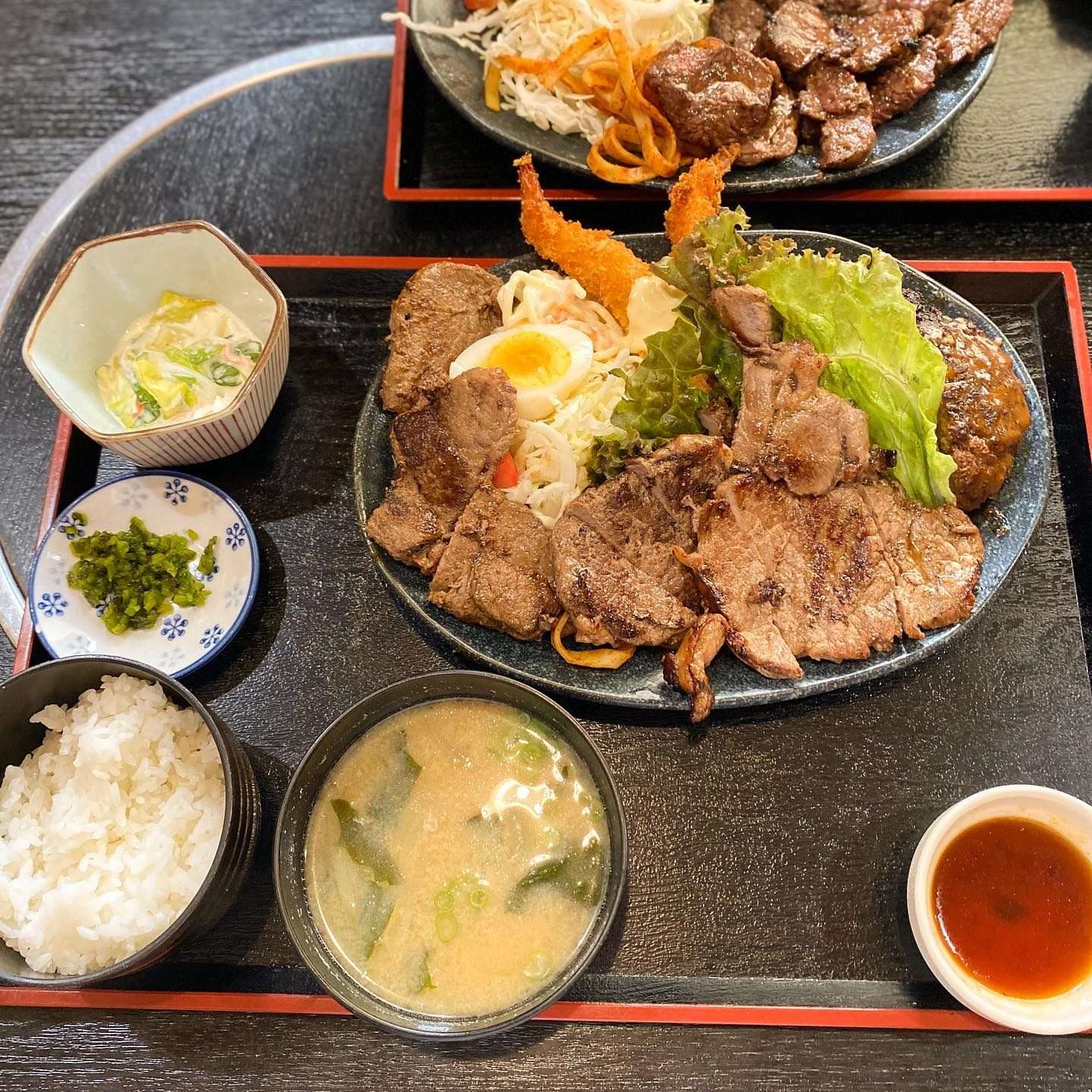 エビフライとハンバーグ、牛リブロースステーキがのった日替わりランチ