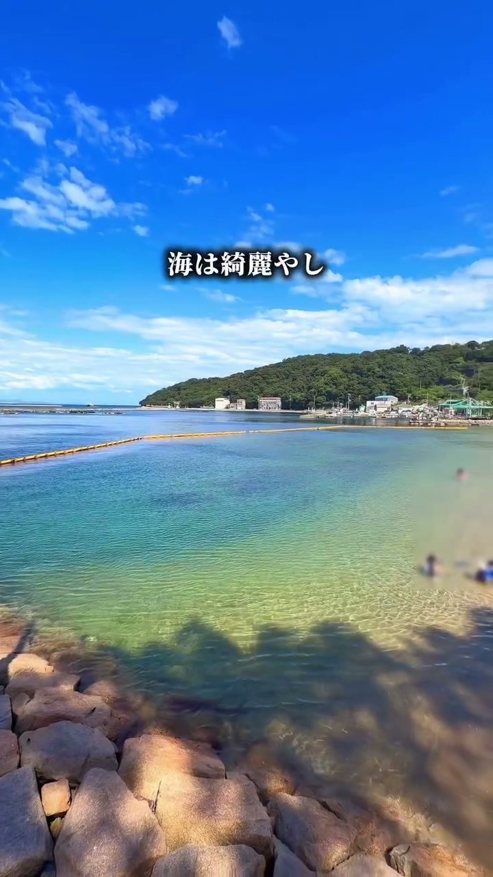 透き通った水と緑の島が広がる家島の海辺