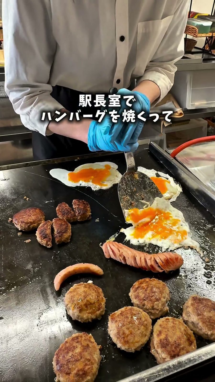 鉄板で焼かれるハンバーグと目玉焼き