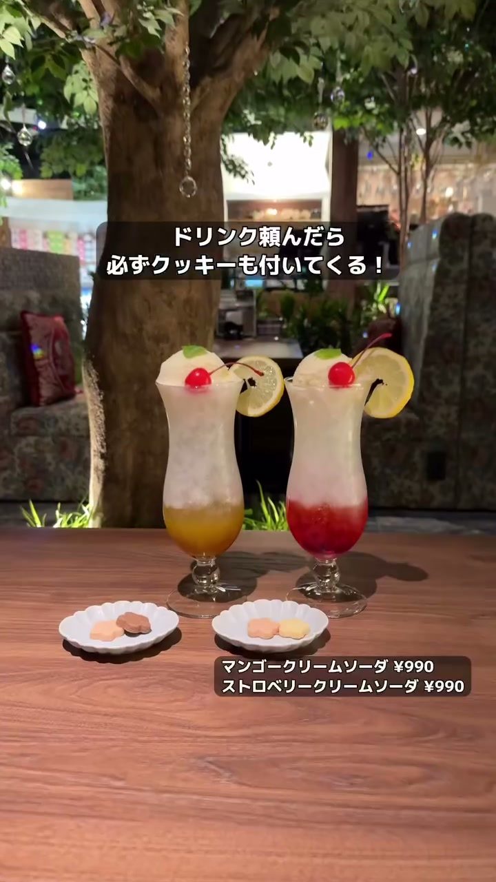 クッキーが添えられたマンゴーとストロベリーのクリームソーダ
