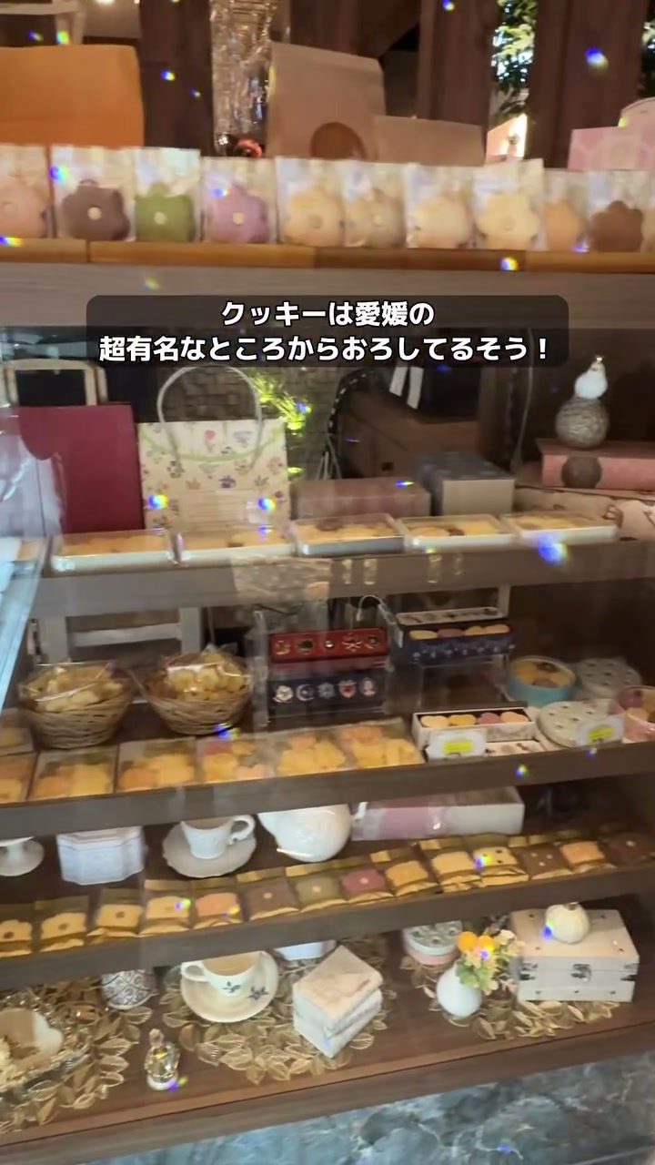 クッキーや焼き菓子がずらりと並ぶショーケース
