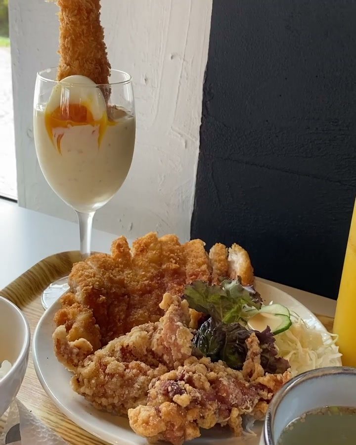 海老フライとボリューム満点のフライが並ぶ定食のプレート