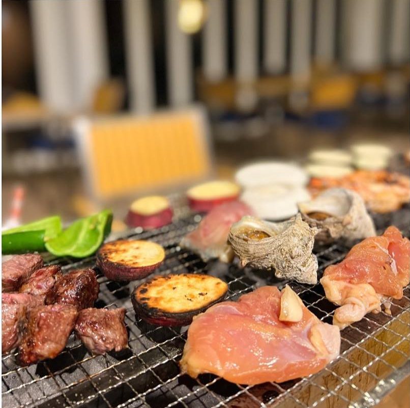 牛肉や貝、野菜を網で焼く海鮮バーベキュー