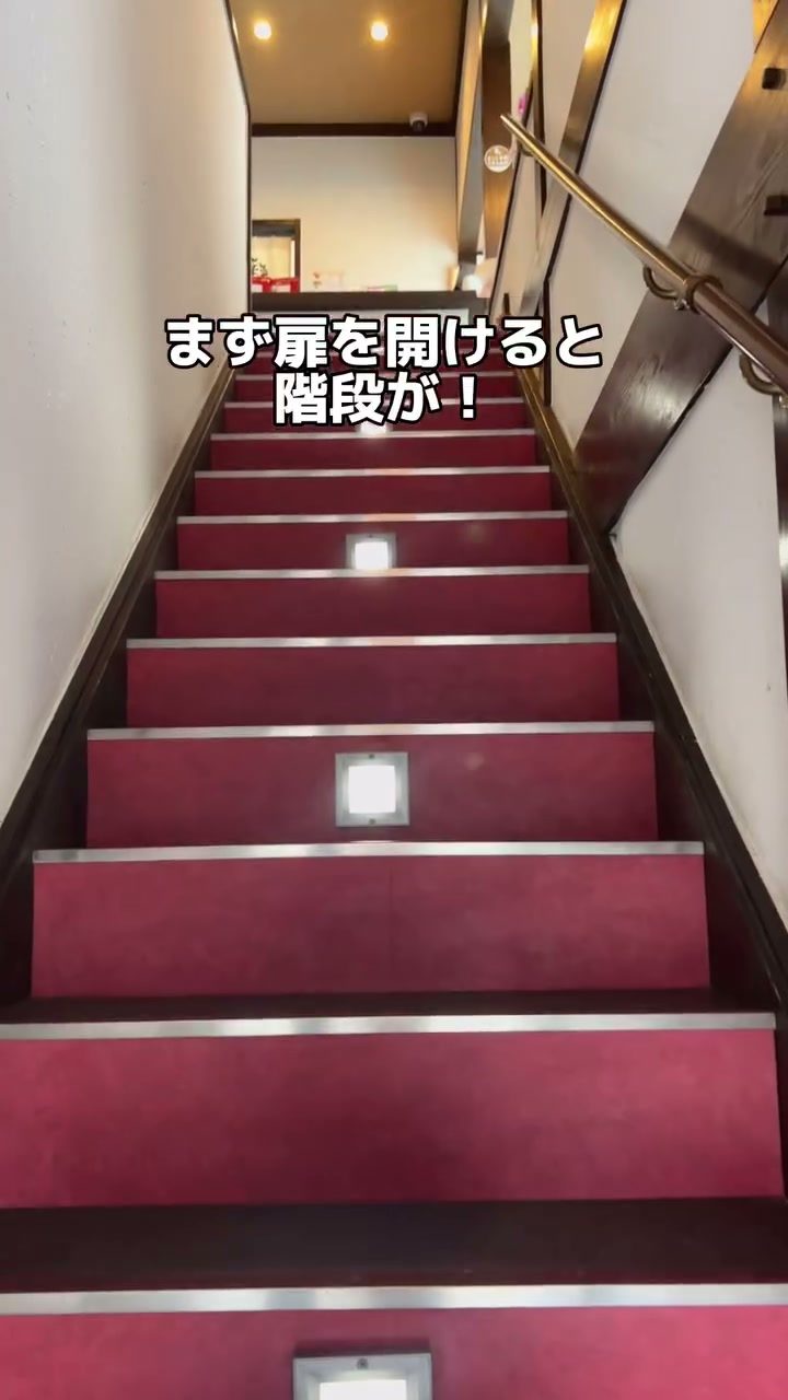 お店の入口からまっすぐ続く階段