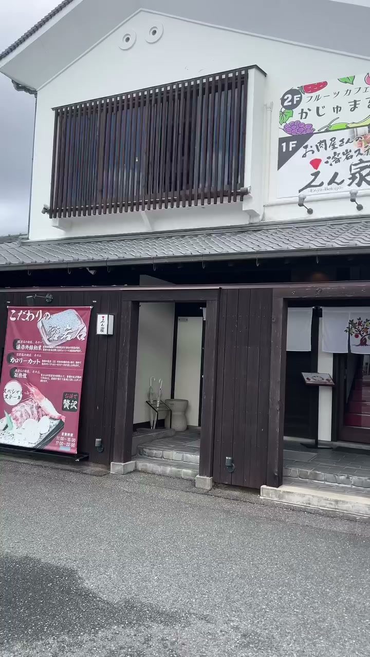 2階にカフェが入る建物の外観