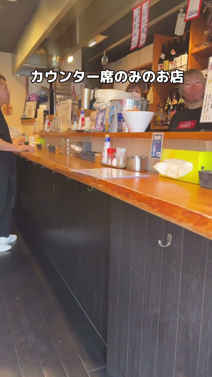 カウンター席が続く立ち飲みスタイルの店内
