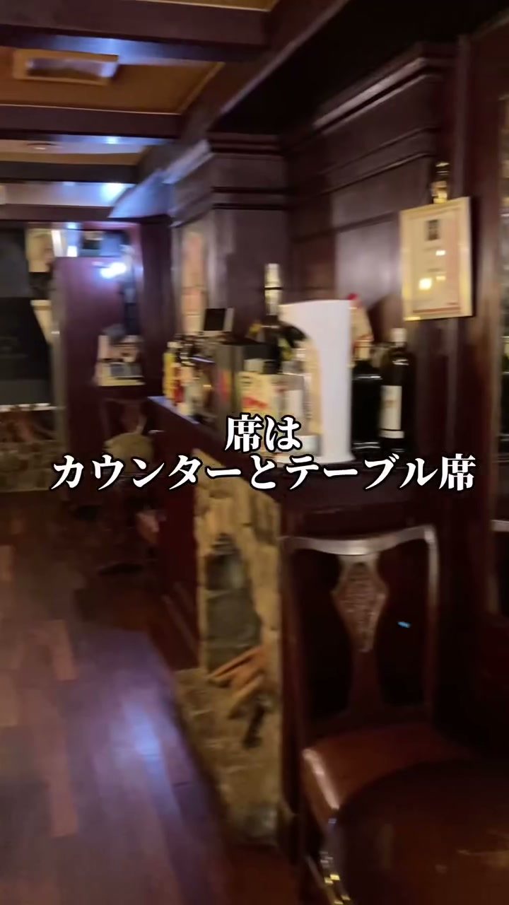 レンガの壁とウッド調の家具が並ぶ、クラシックな雰囲気の店内