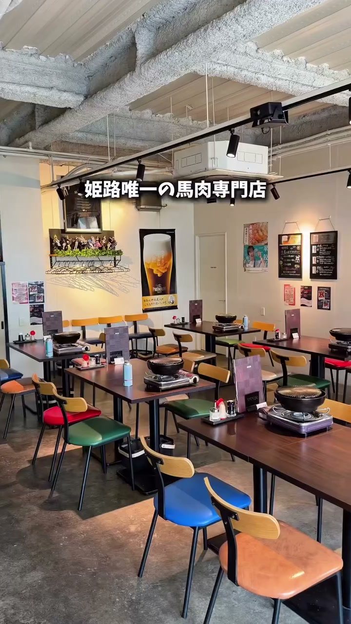 コンロ付きのテーブル席が並ぶ明るい店内