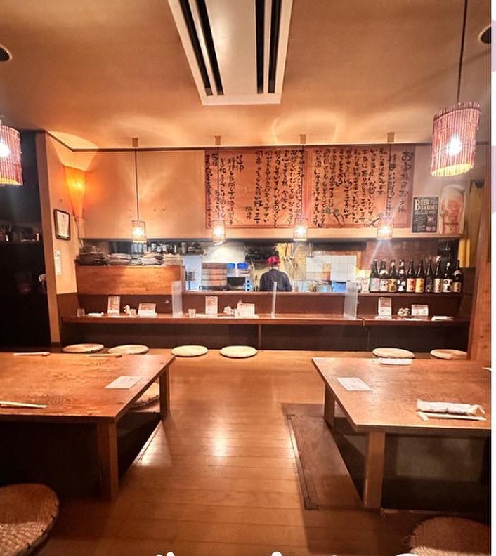 掘りごたつ風のテーブル席が並ぶ落ち着いた店内