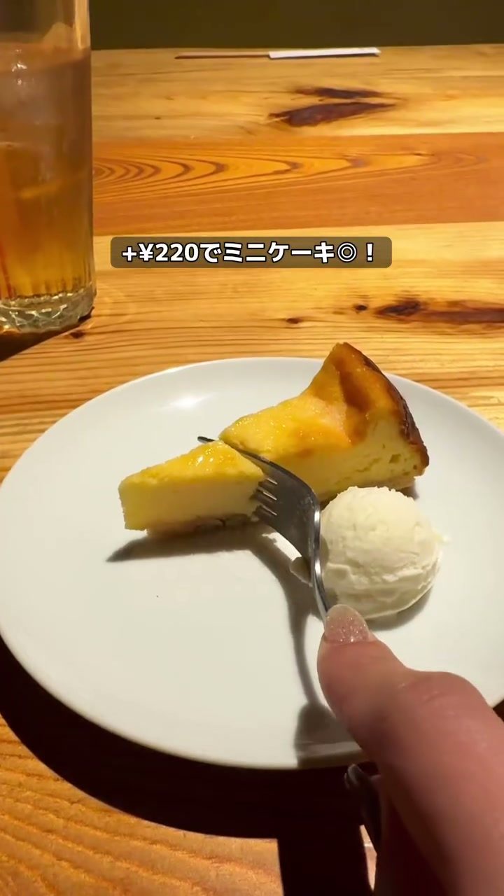 バニラアイスを添えたミニデザートのチーズケーキ