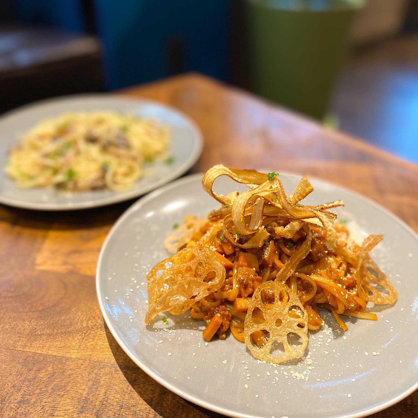 パスタと揚げたれんこんがのった料理のプレート