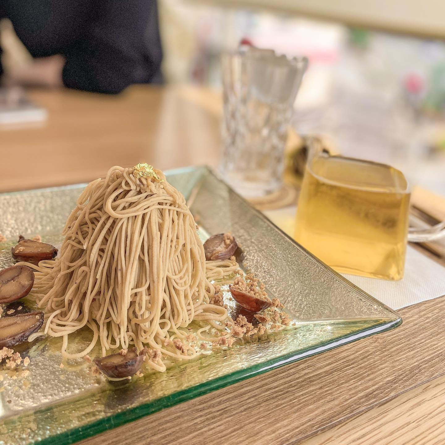 栗のクリームが山のように盛られた特別なモンブランとハーブティー