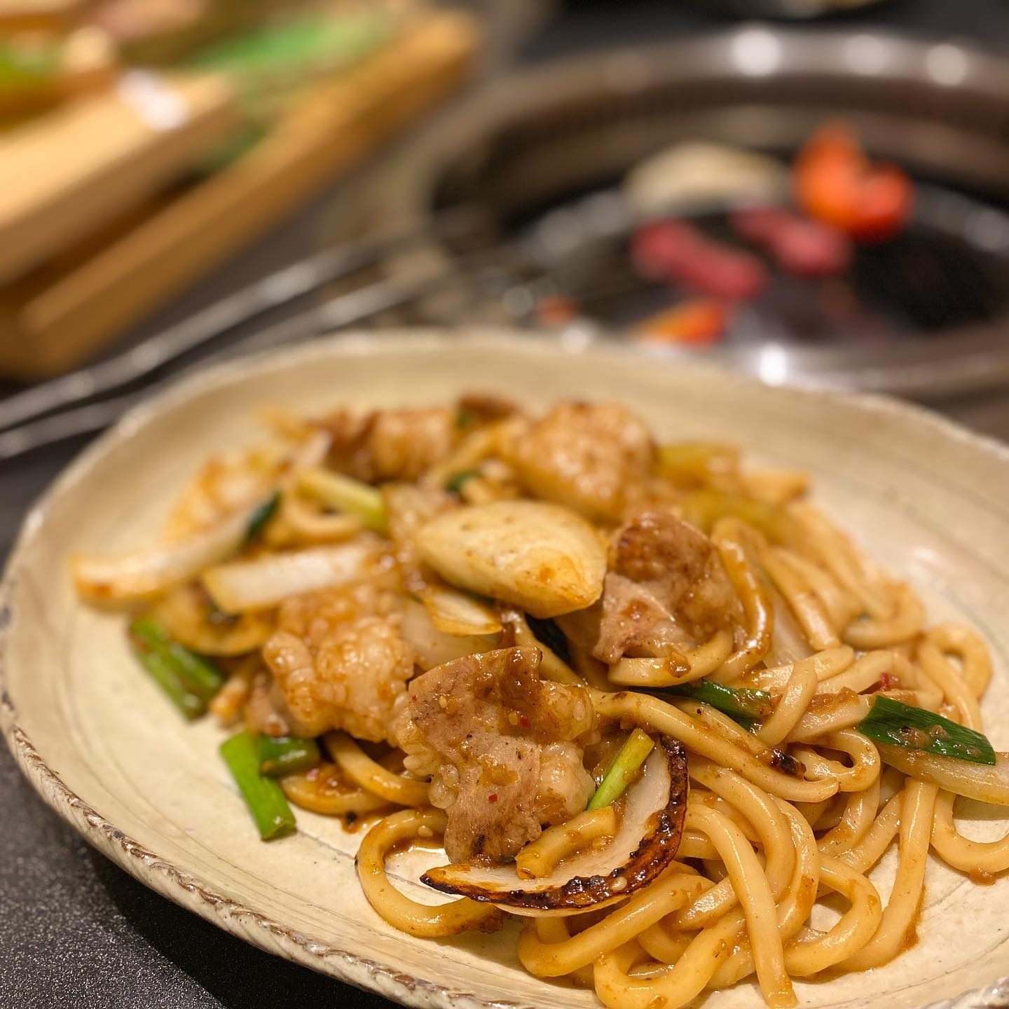 ホルモンと野菜を炒め合わせたうどん