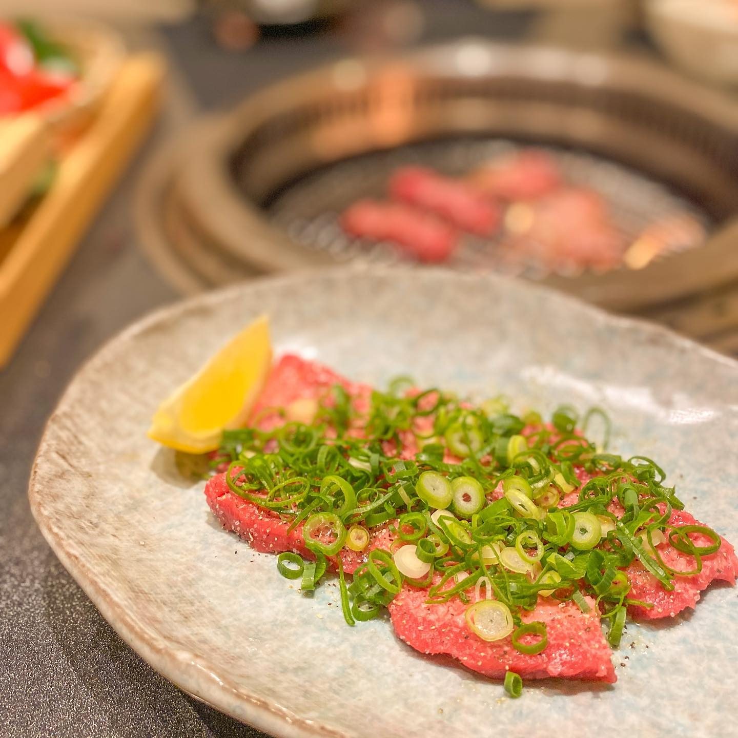 刻みねぎをたっぷりのせたお肉の一皿