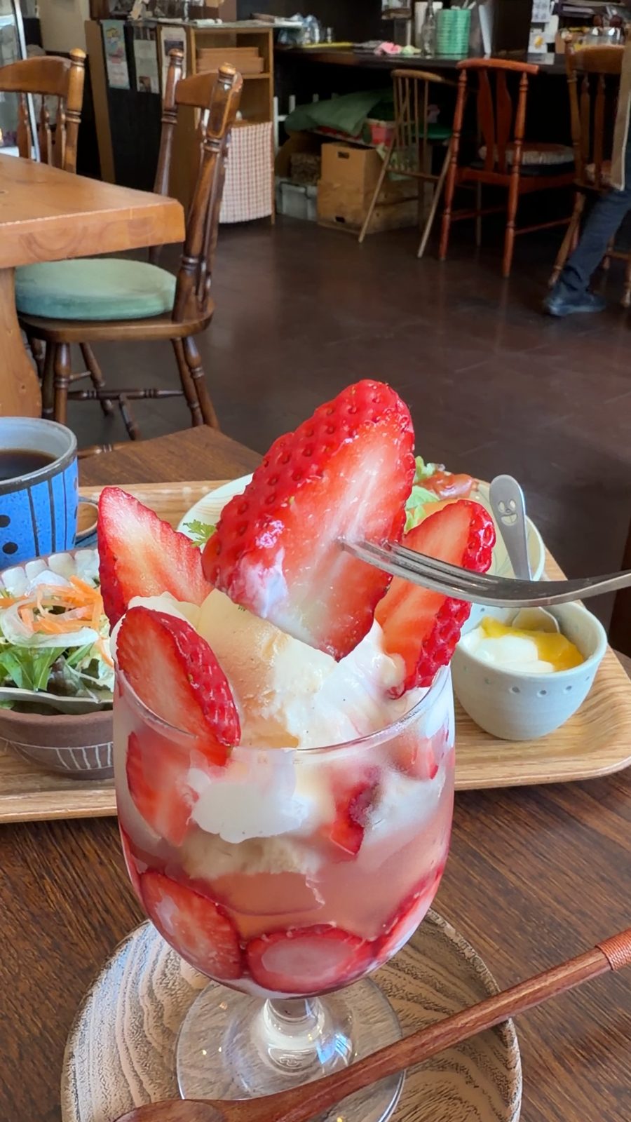 いちごが花びらのように飾られた春色いちごパフェ