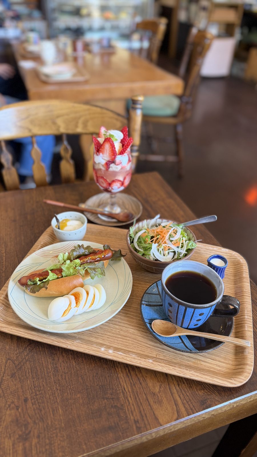 春色いちごパフェとホットドッグセットが並ぶテーブル