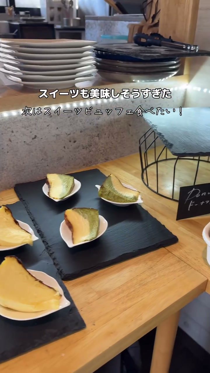 カウンターに並ぶスイーツビュッフェのケーキ