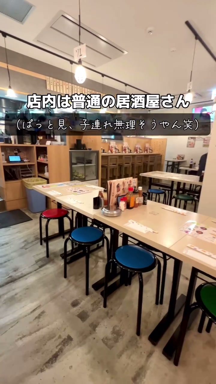テーブル席とカウンターが並ぶ明るい店内