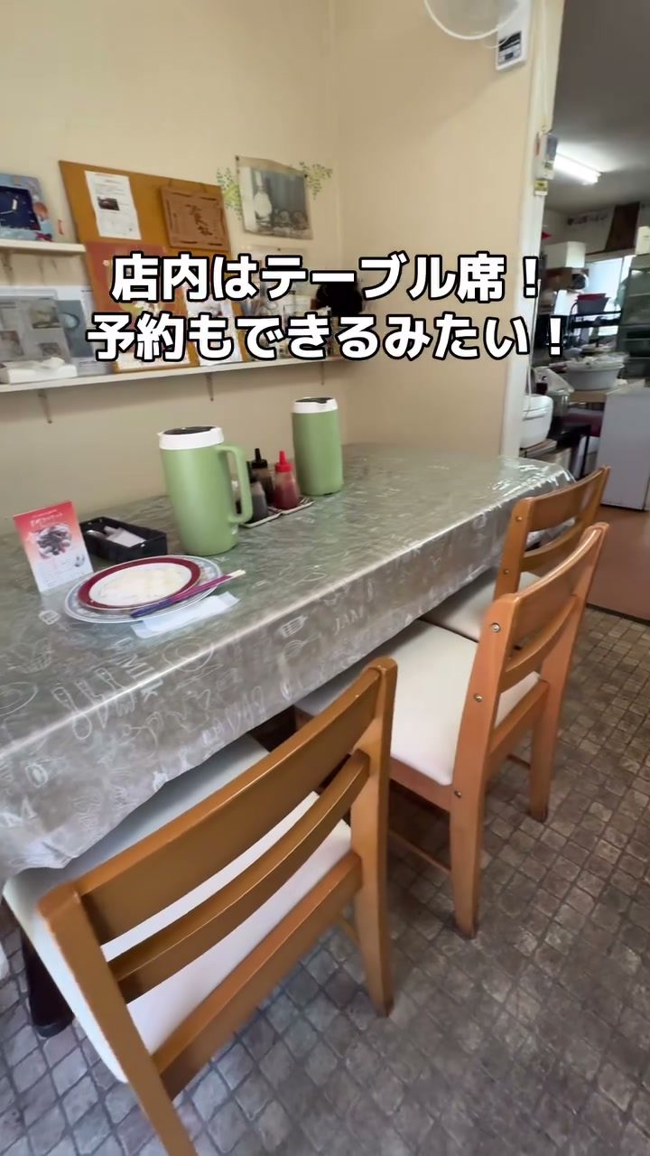 カウンター席とテーブル席のある店内