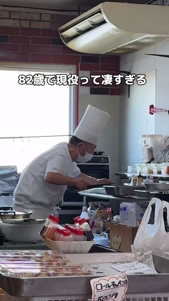 厨房でコロッケを揚げる長谷川シェフ