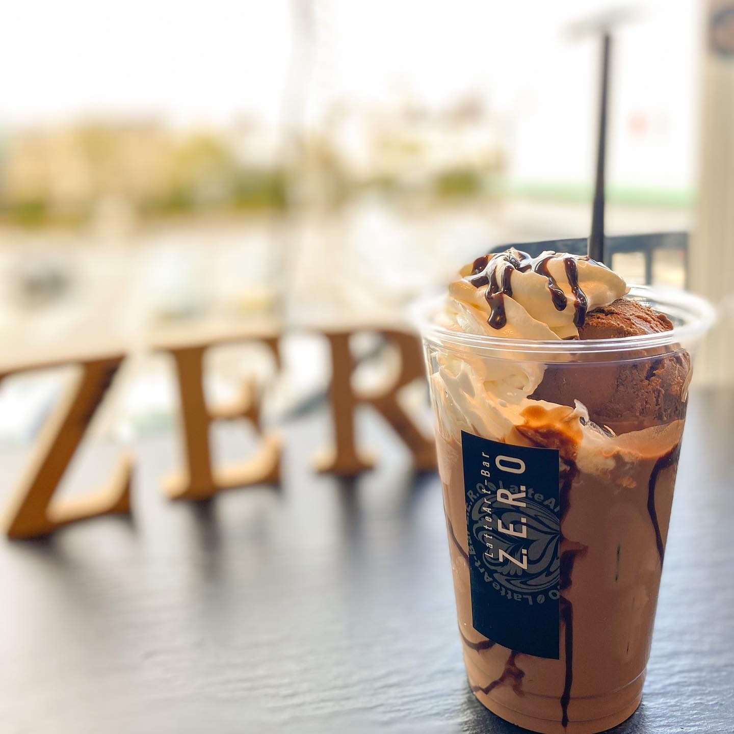 チョコソースとクリームをのせたアイスのチョコドリンク