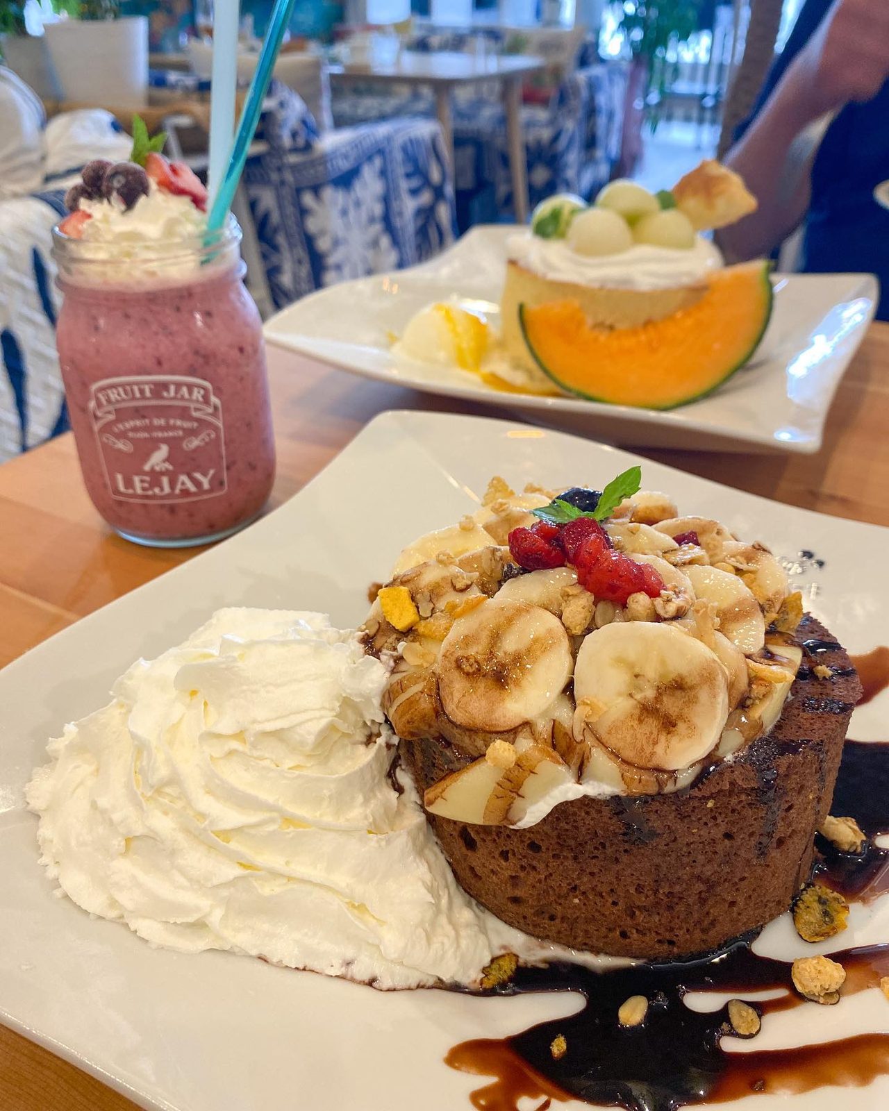メロンパンケーキとチョコバナナパンケーキ、スムージーのテーブル