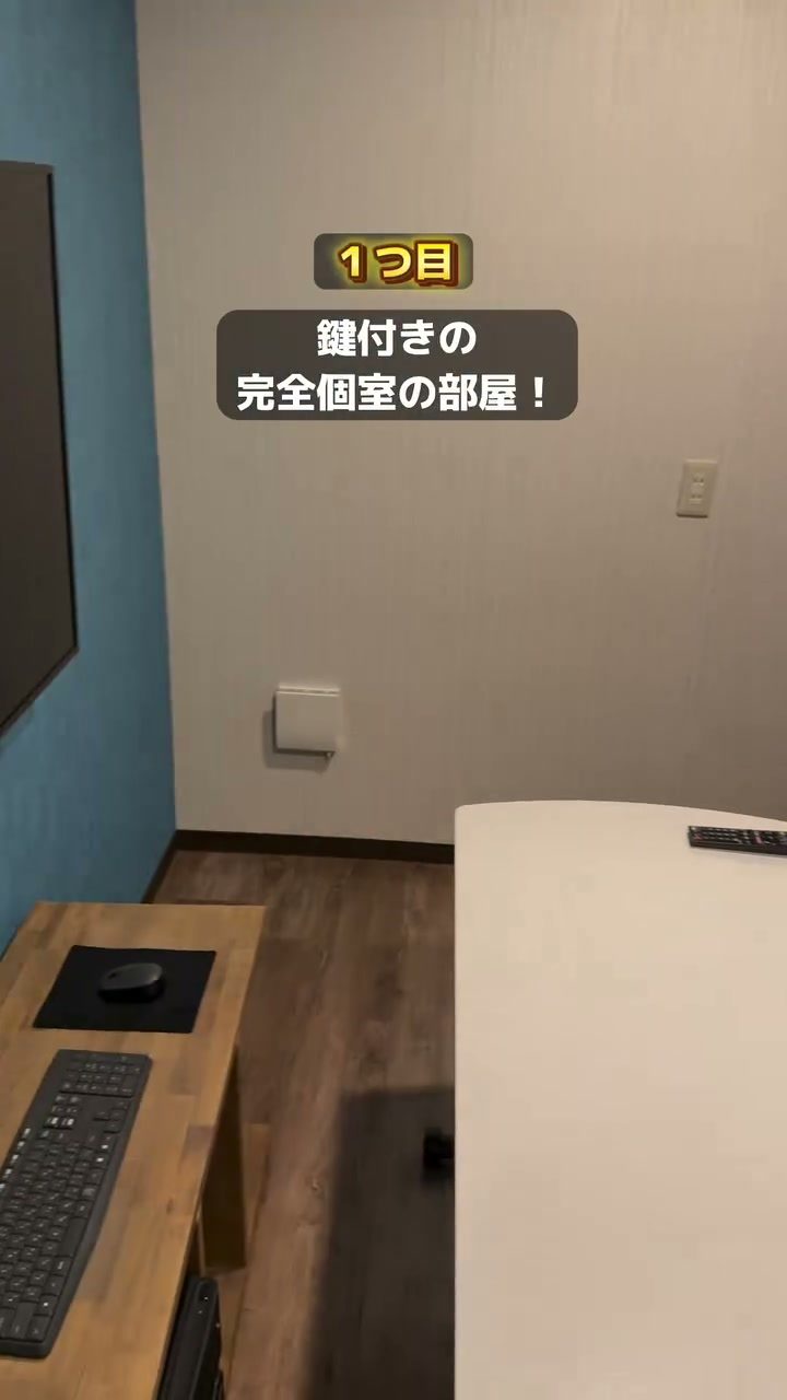 本棚とワークチェアが並ぶマンガスペース