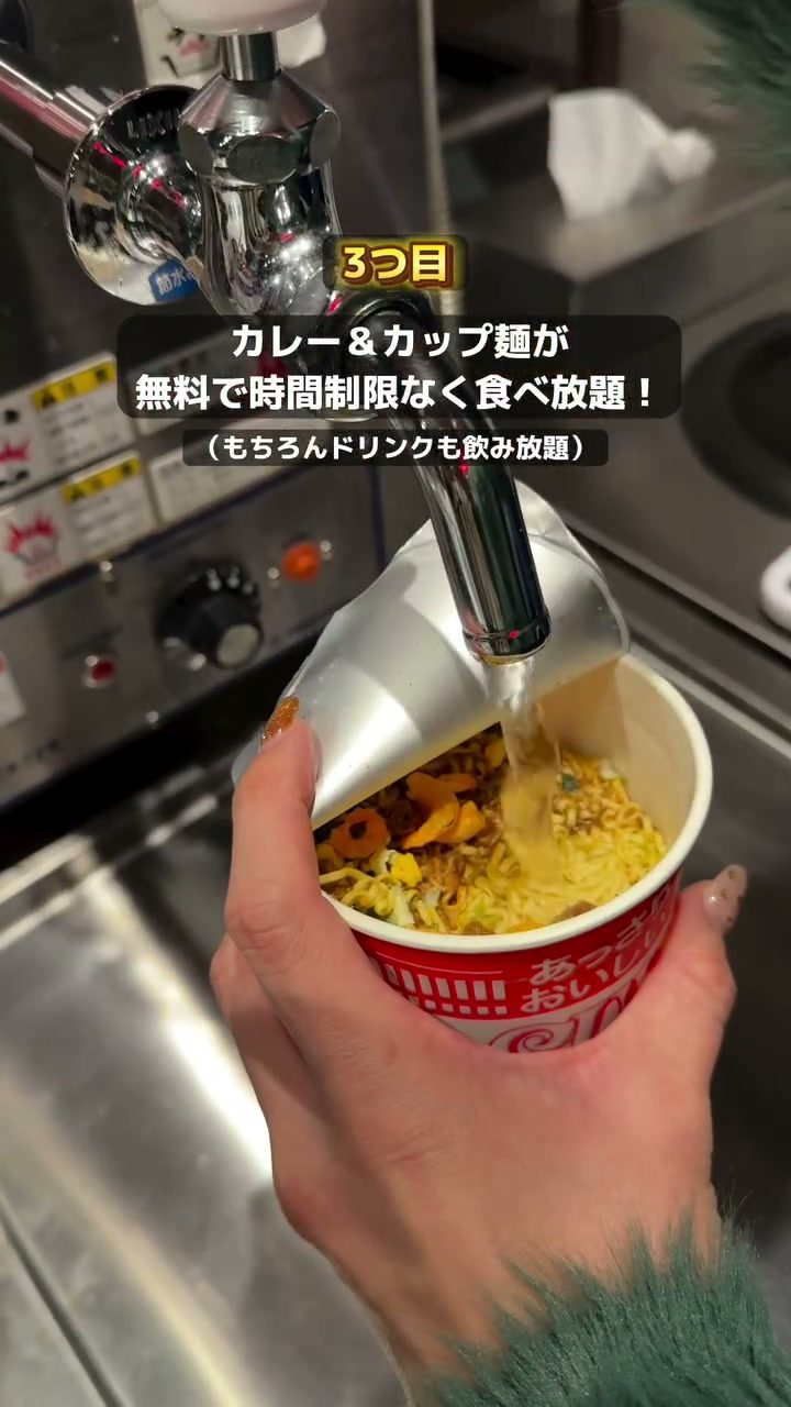 デスクとパソコンが置かれた鍵付きの完全個室