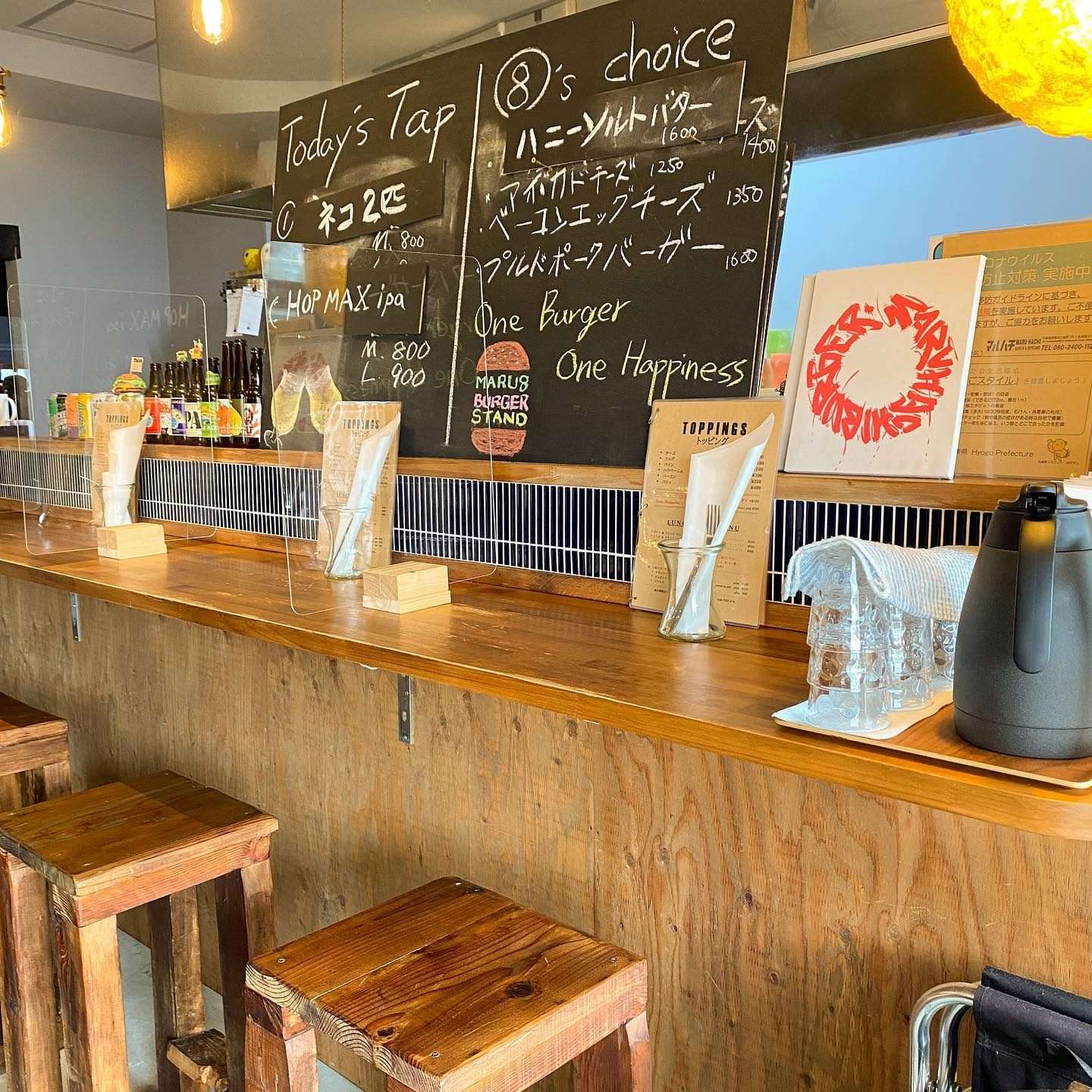 木のカウンター席が並ぶ店内