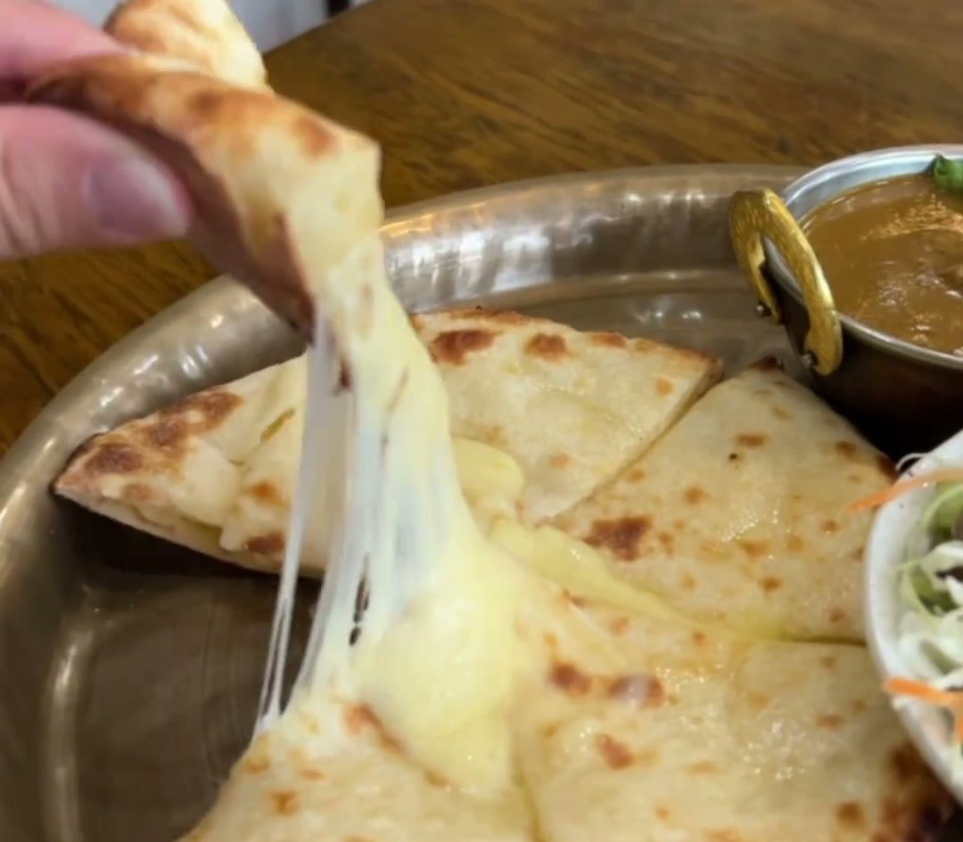 チーズがとろりと伸びるチーズナン