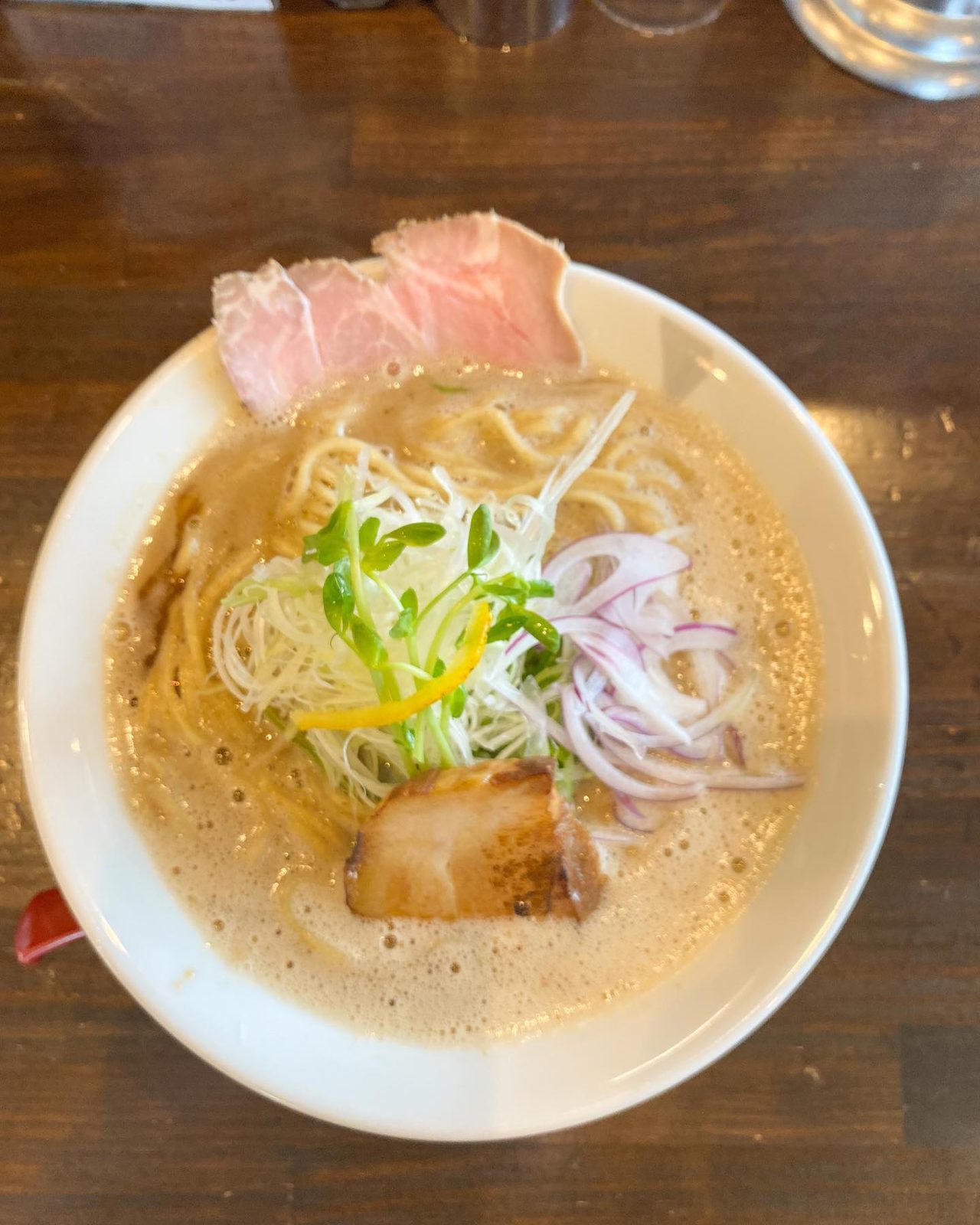 チャーシューと薬味がのった濃厚な鶏とろみそば