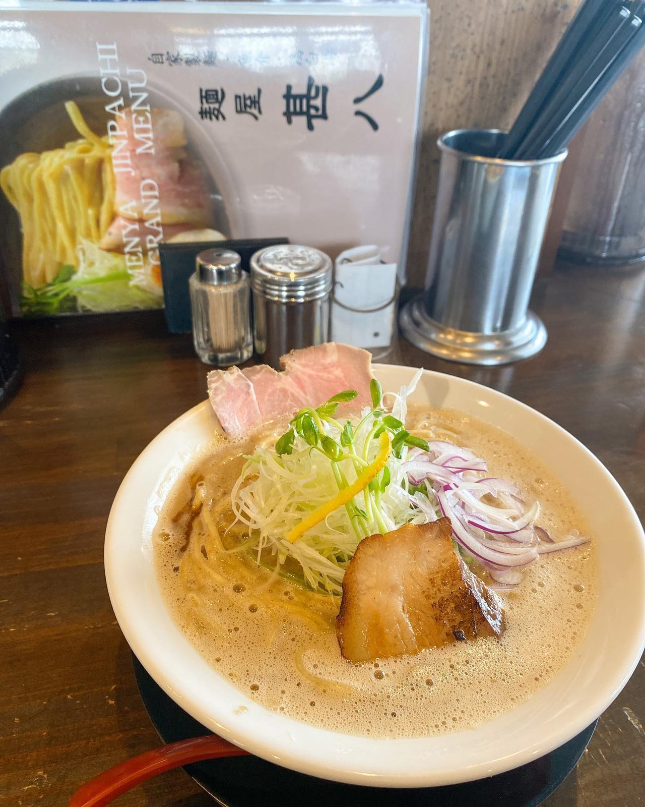 カウンター席でいただく鶏とろみそばの大盛り