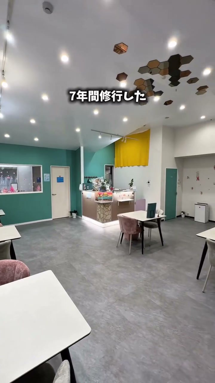 白とグリーンを基調にした明るい店内