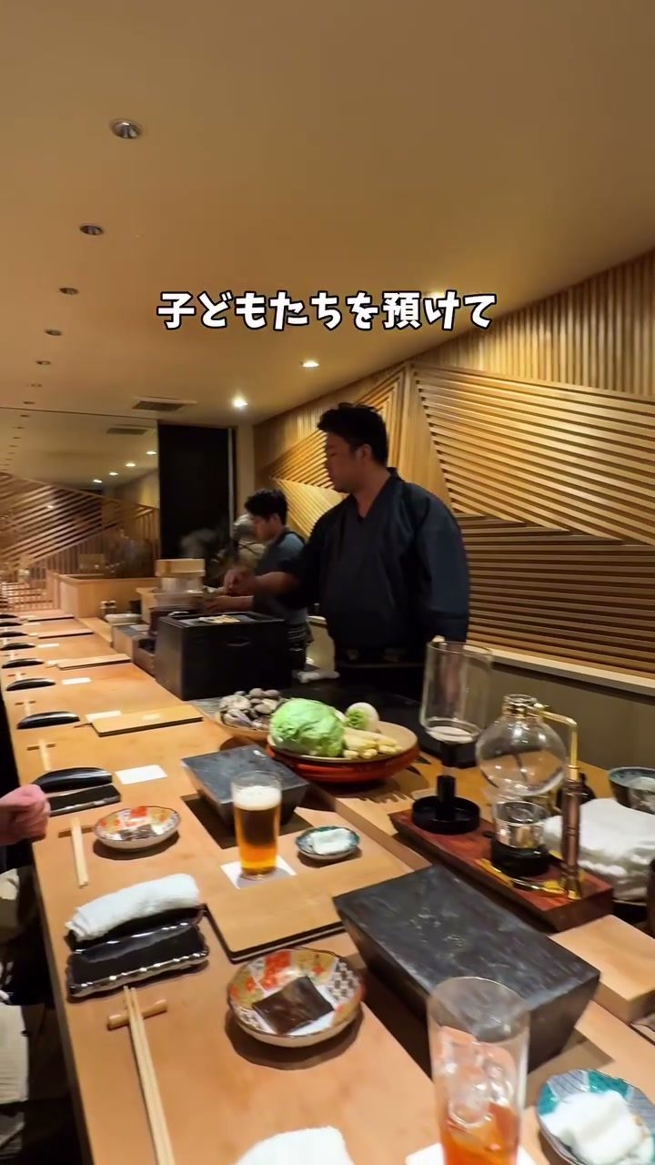 白木のカウンターが奥まで続く店内