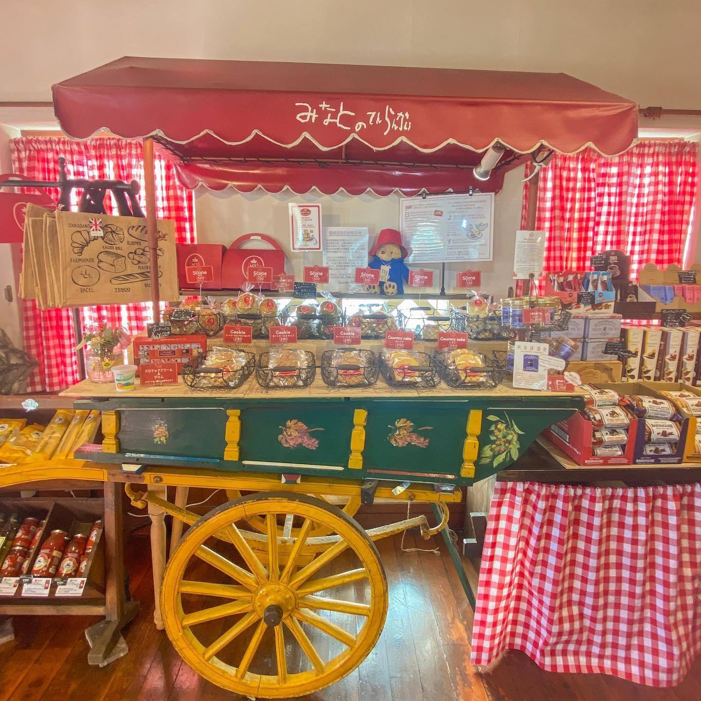 赤いギンガムチェックの屋台にお菓子が並ぶマーケットロンドンの店内