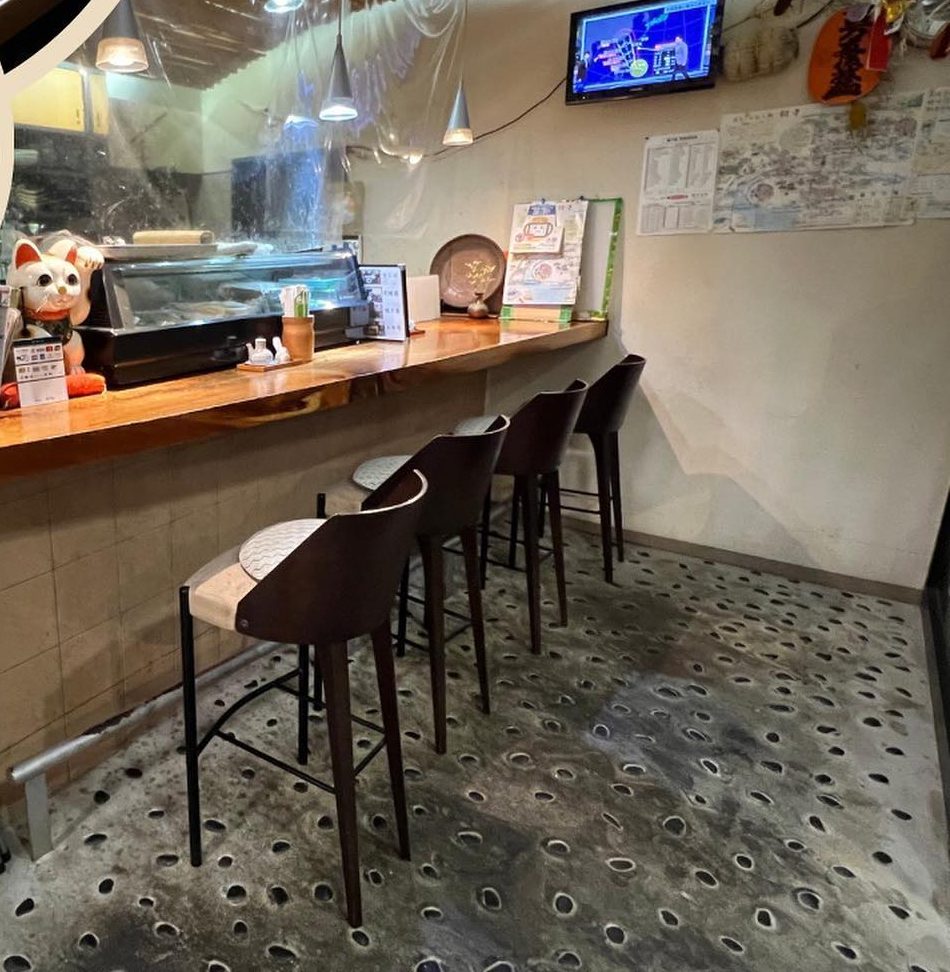 カウンター席が並ぶ1階の店内