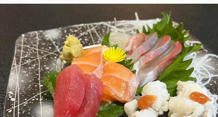 マグロやサーモンなどが盛られたお刺身の盛り合わせ