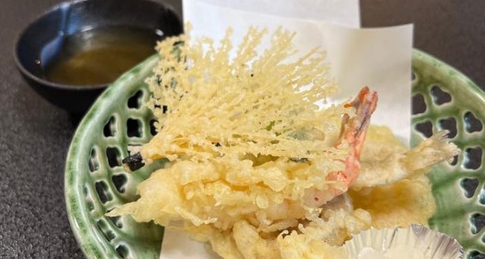 エビや野菜の天ぷらの盛り合わせ