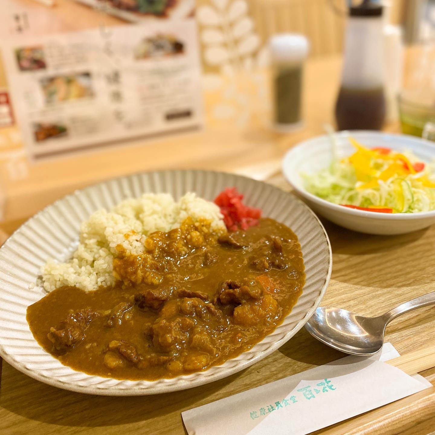 サラダとご飯が添えられた牛すじカレー