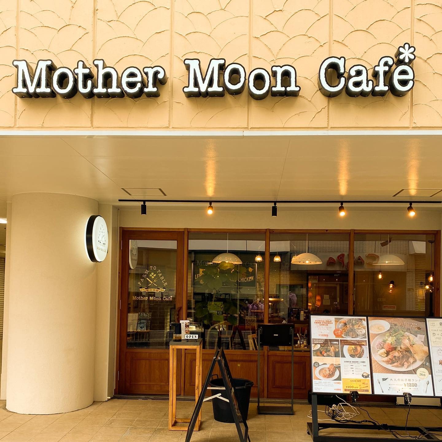 「Mother Moon Cafe」の看板が掲げられた店舗の入口