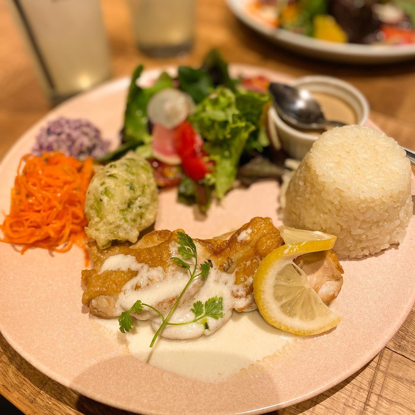 レモンとソースを添えたフライのワンプレートランチ