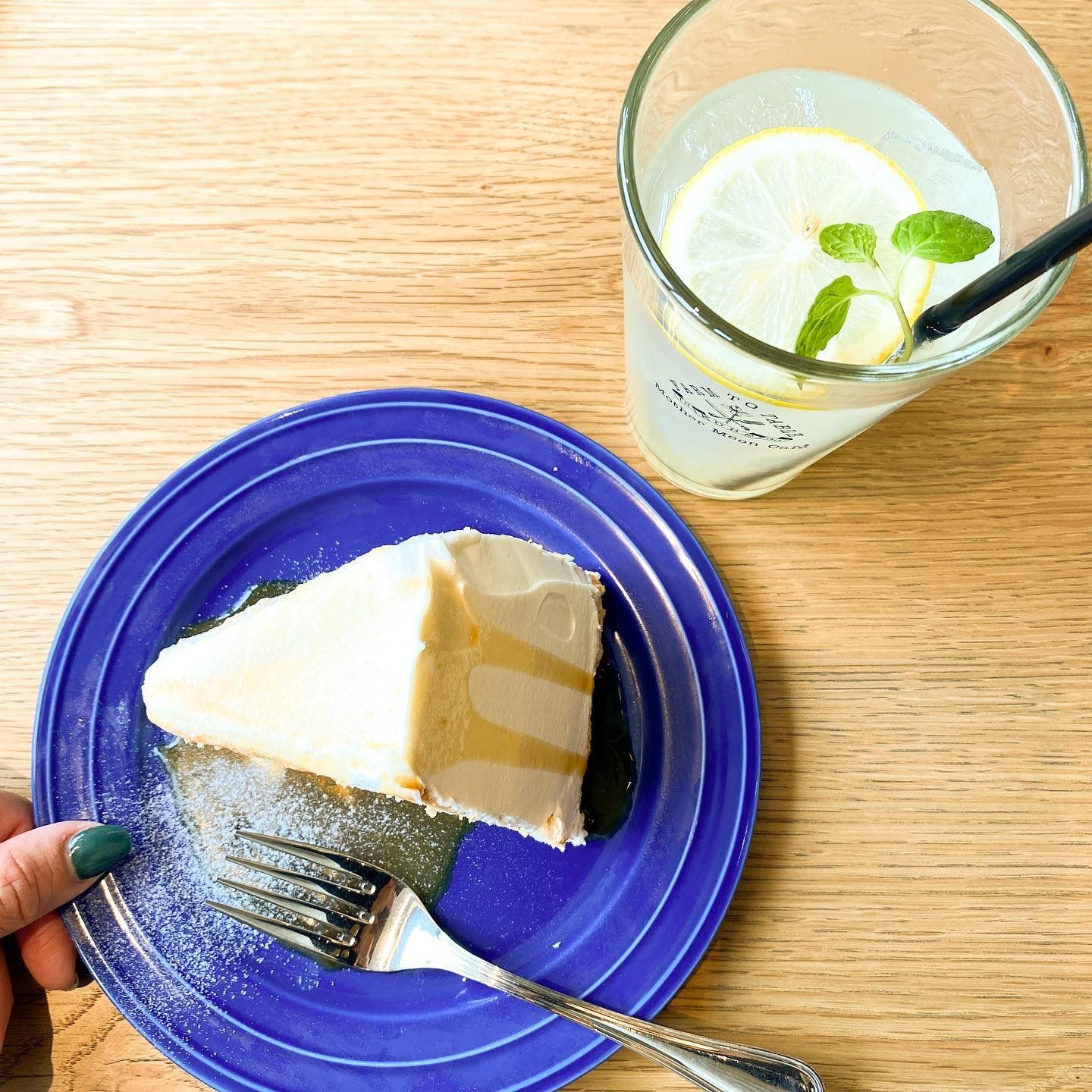 ふんわりクリームのケーキを横からとらえた一皿