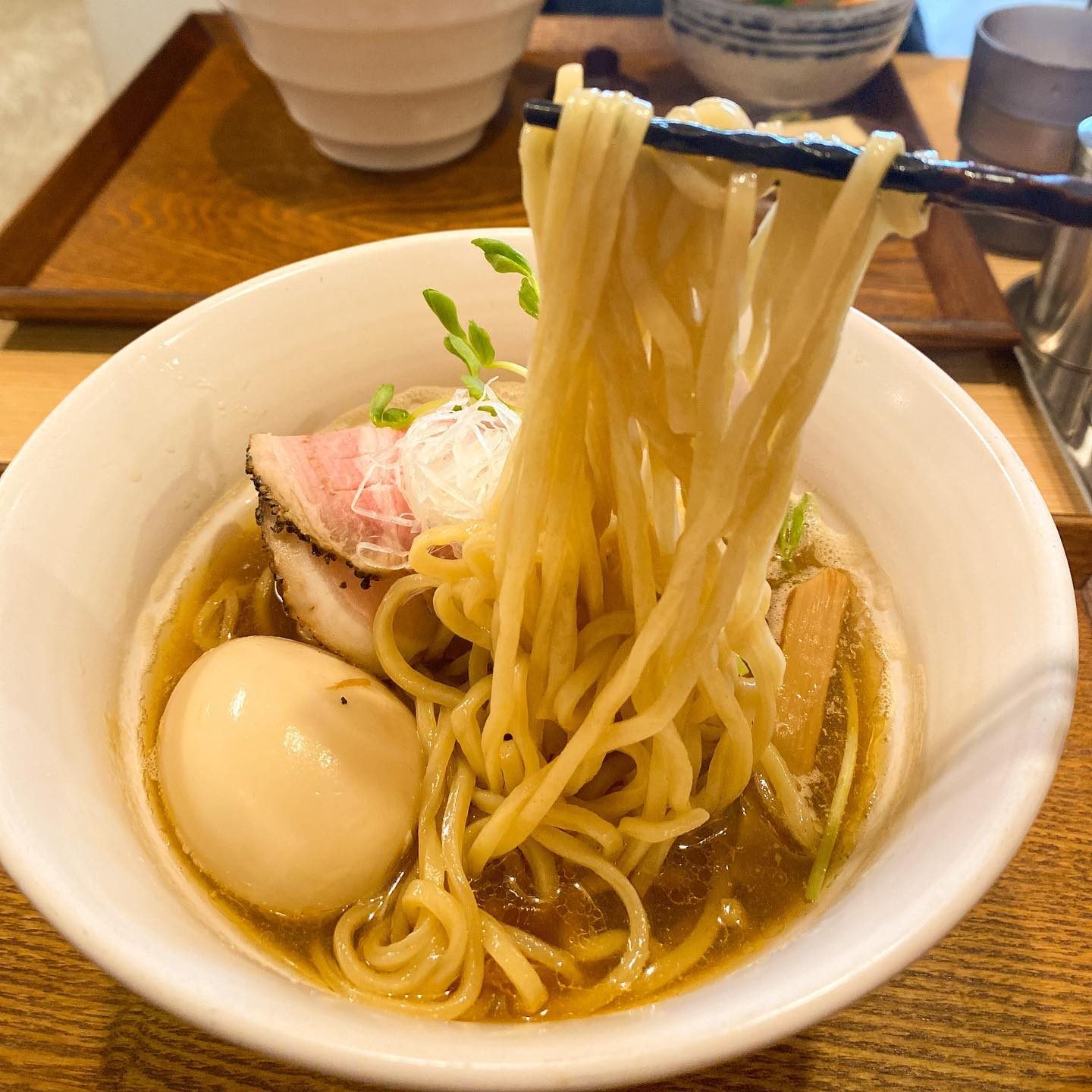 ストレート麺を持ち上げたむぎえもん中華そば