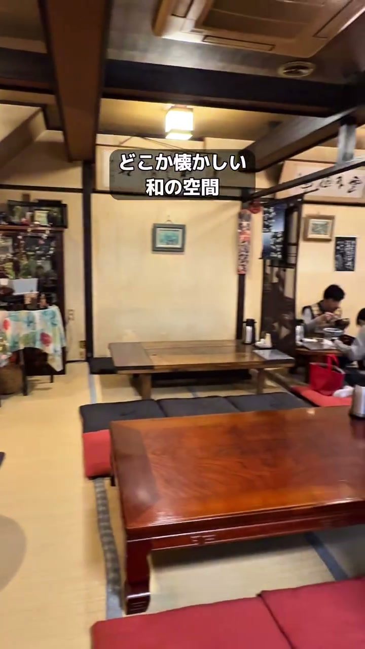 座卓が並ぶ落ち着いたお座敷
